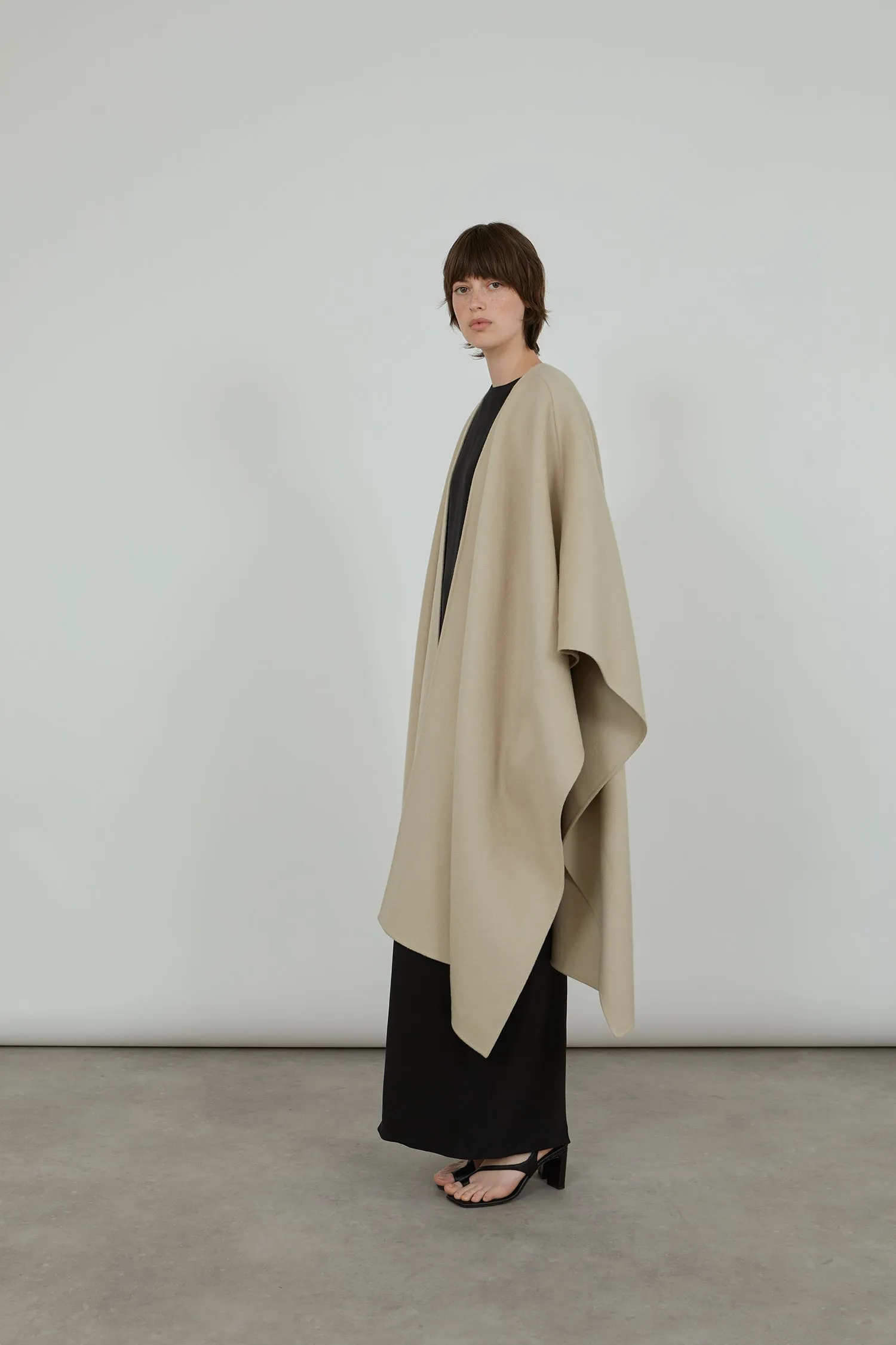 Aspen cape | Beige - Virgin wool