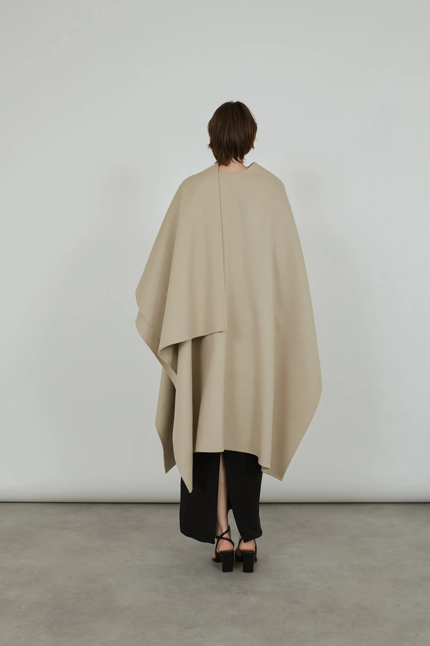 Aspen cape | Beige - Virgin wool