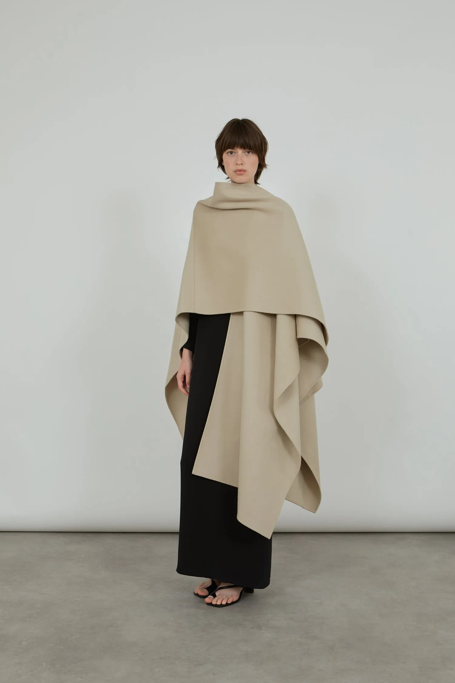 Aspen cape | Beige - Virgin wool