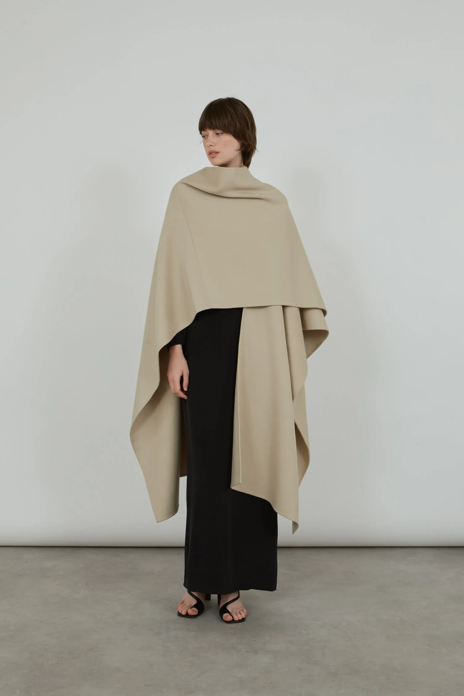 Aspen cape | Beige - Virgin wool