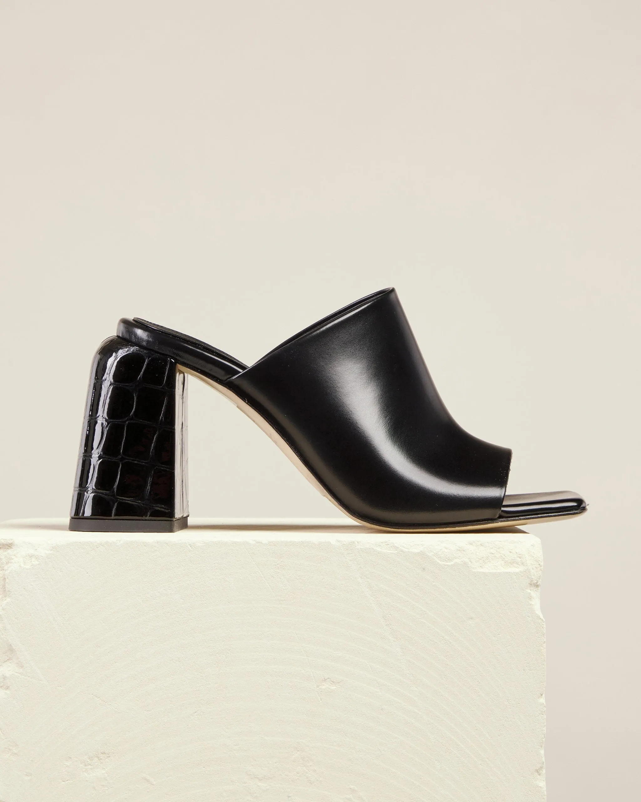 Deri Mule, Black