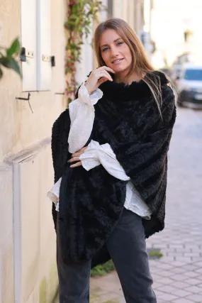 Poncho tout doux noir en fausse fourrure